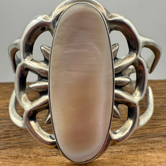 Navajo Sterling Silver Cuff – Pink Shell – Signed Francis L. Begay – Size 6.25" - Picture 2 of 6